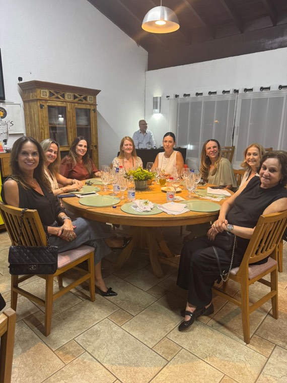 A mesa redonda das convidadas, no fim da noite