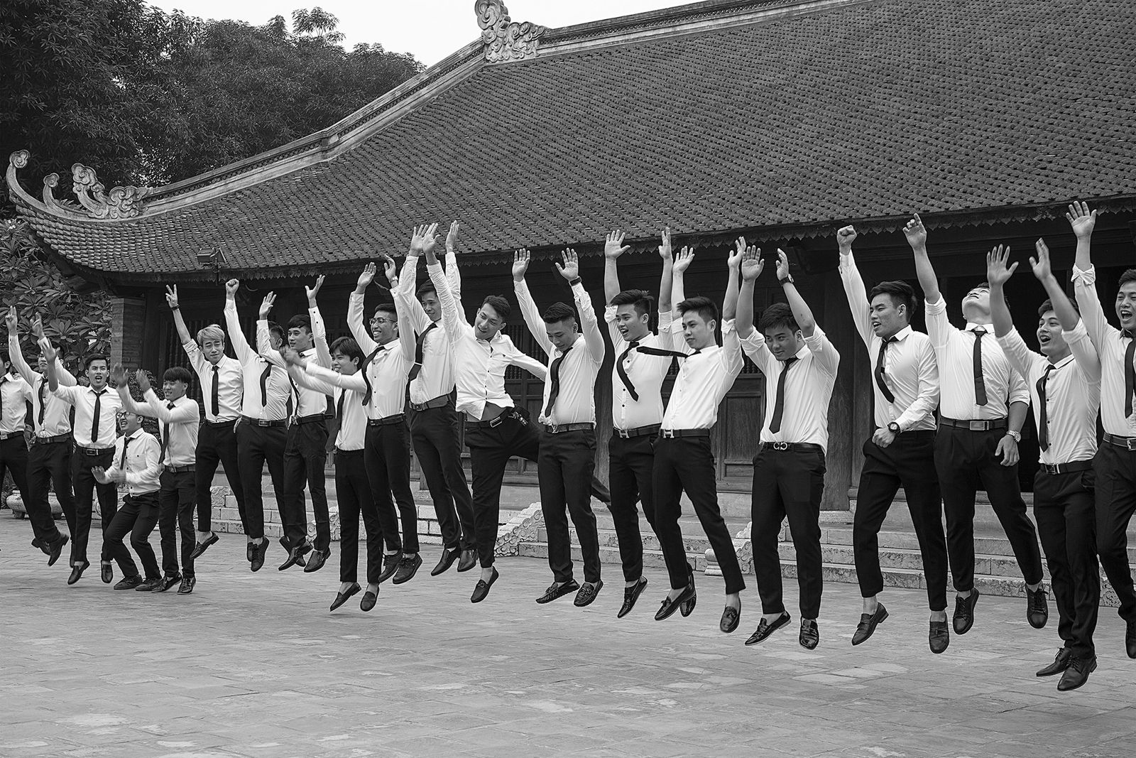 Grupo saltando diante de um templo no Vietnã, por Sylvia Nogueira Cury