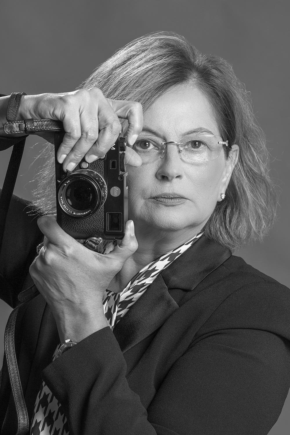 Sylvia Nogueira Cury com a câmera no olho