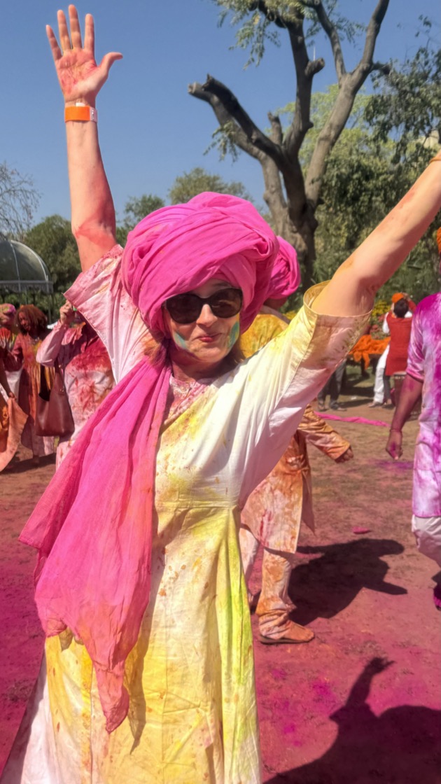 Sylvia Cury no Festival Holi, na Índia, coberta de pó cor de rosa